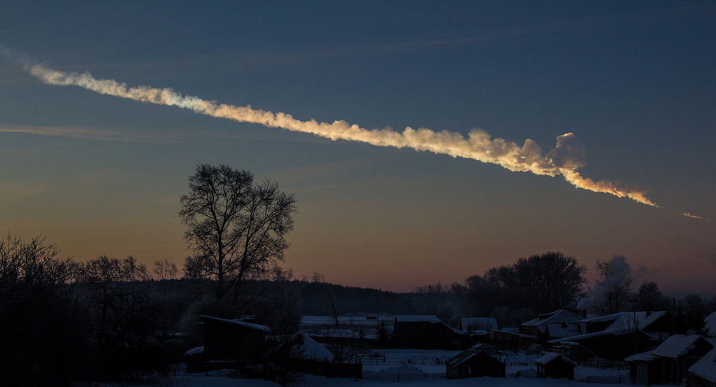 Meteoro de Cheliábinsk · rastro de vapor tras la entrada atmosférica (15 feb 2013)