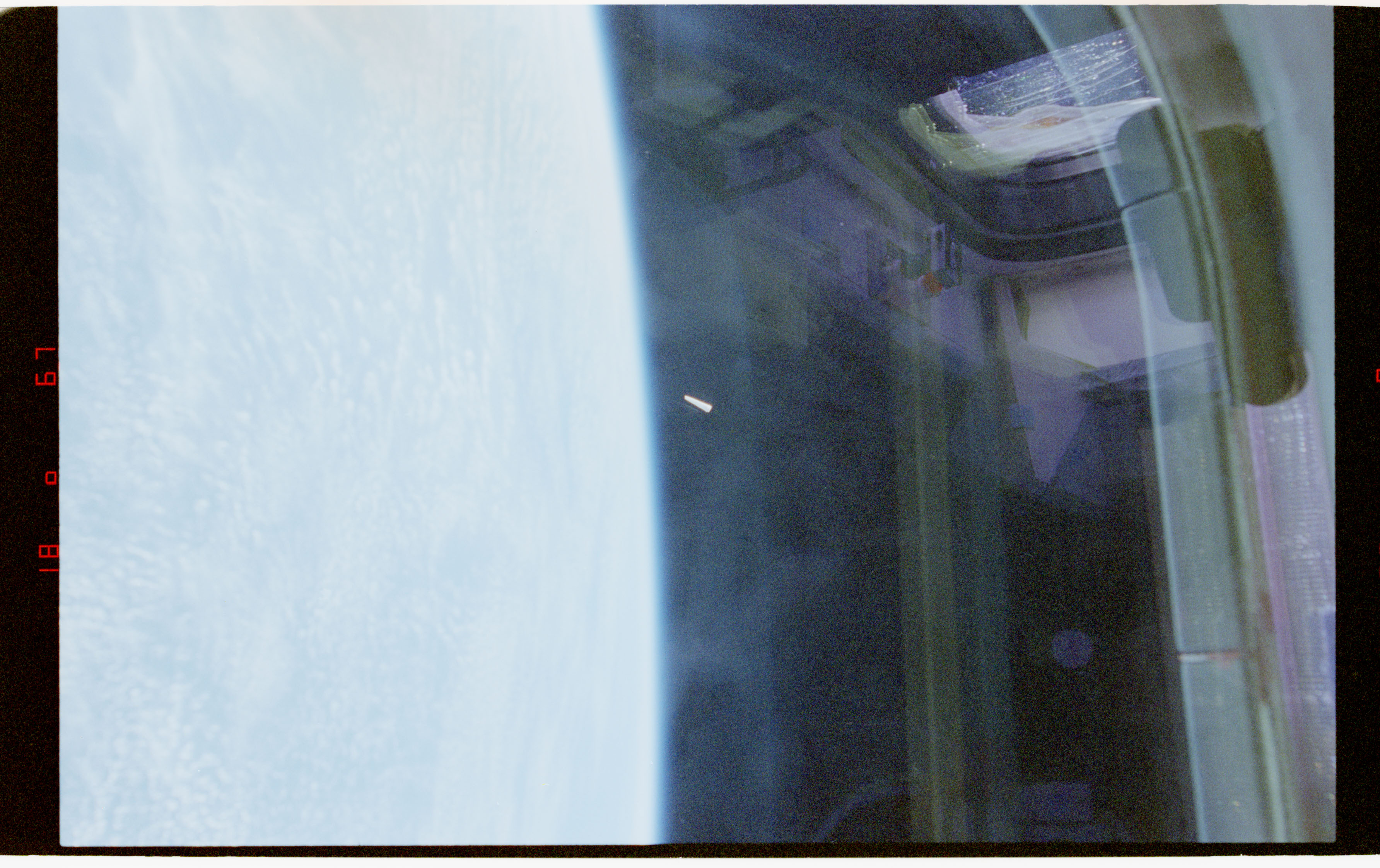 NASA-UAP-D030 — STS-80, objeto no identificado (imagen 1, 1996)