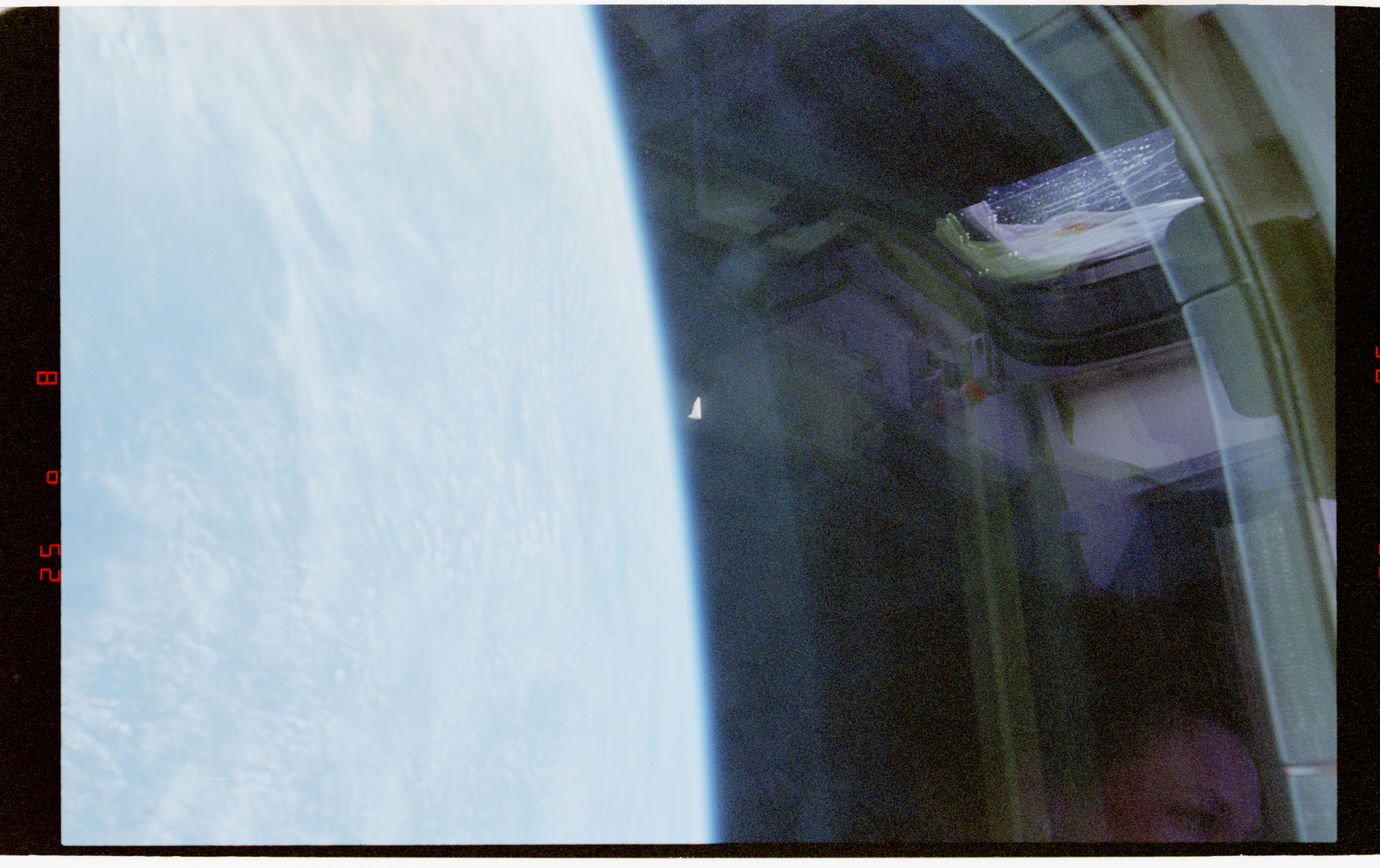 NASA-UAP-D031 — STS-80, objeto no identificado (imagen 2, 1996)