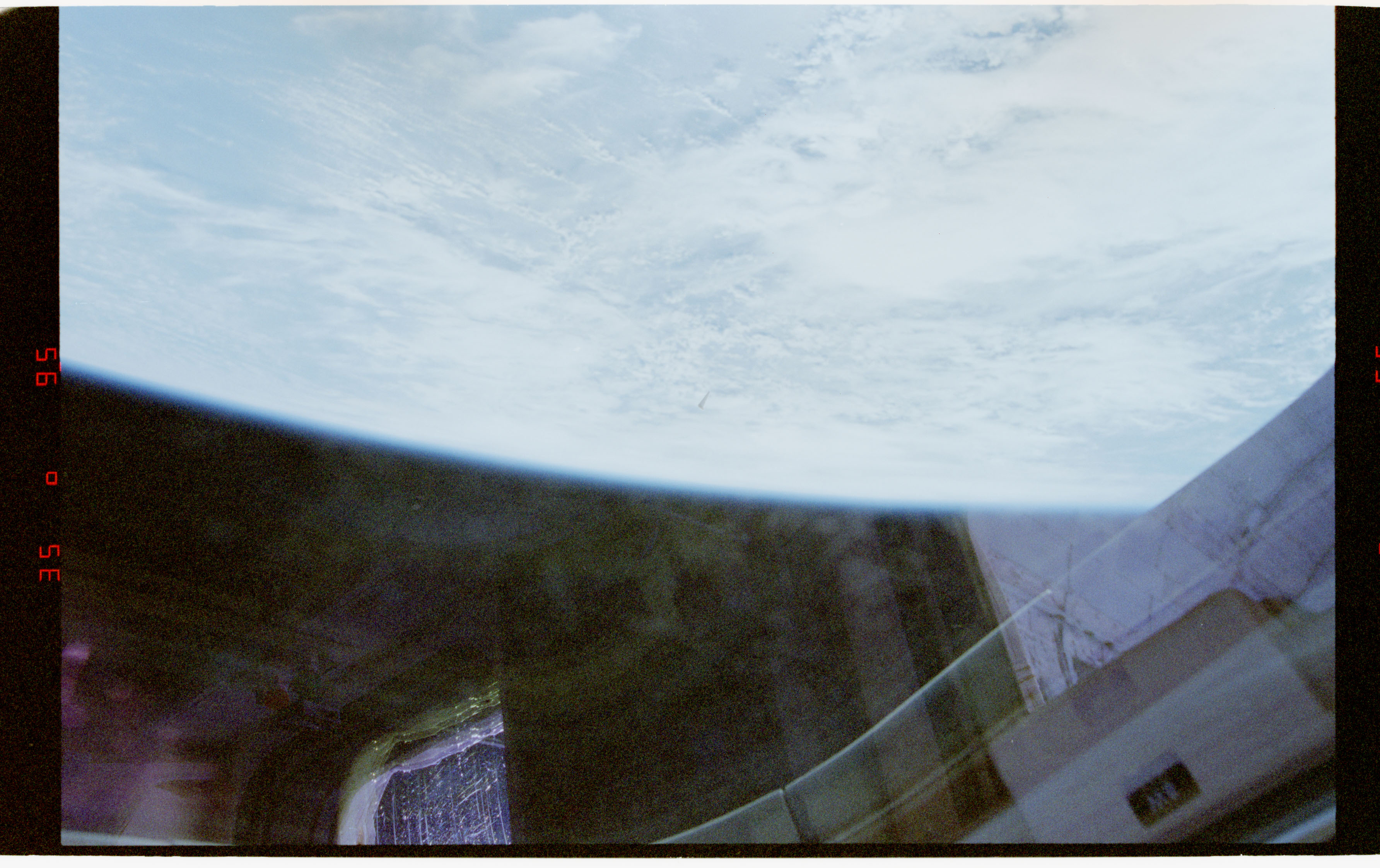 NASA-UAP-D032 — STS-80, objeto no identificado (imagen 3, 1996)