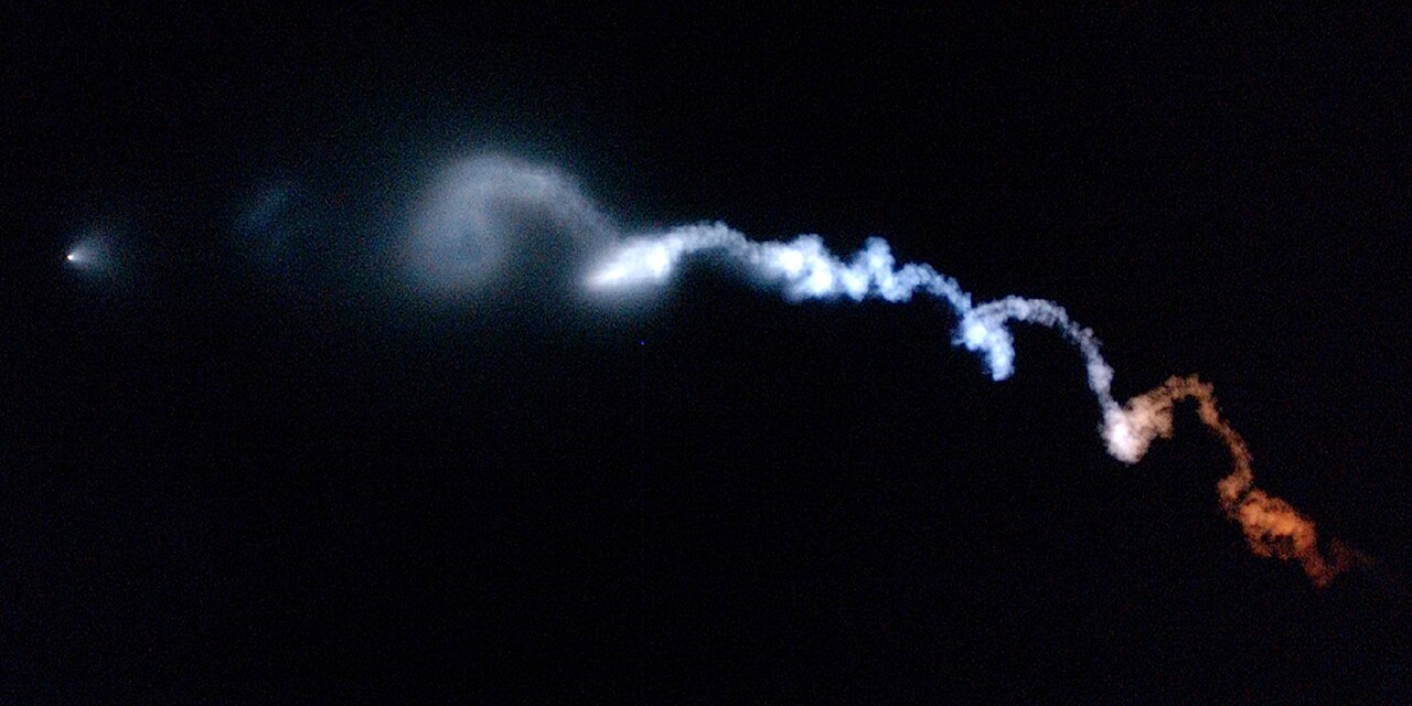 Contexto · la estela iluminada de un cohete sobre el cielo nocturno (Minotaur I, Vandenberg, 2005)