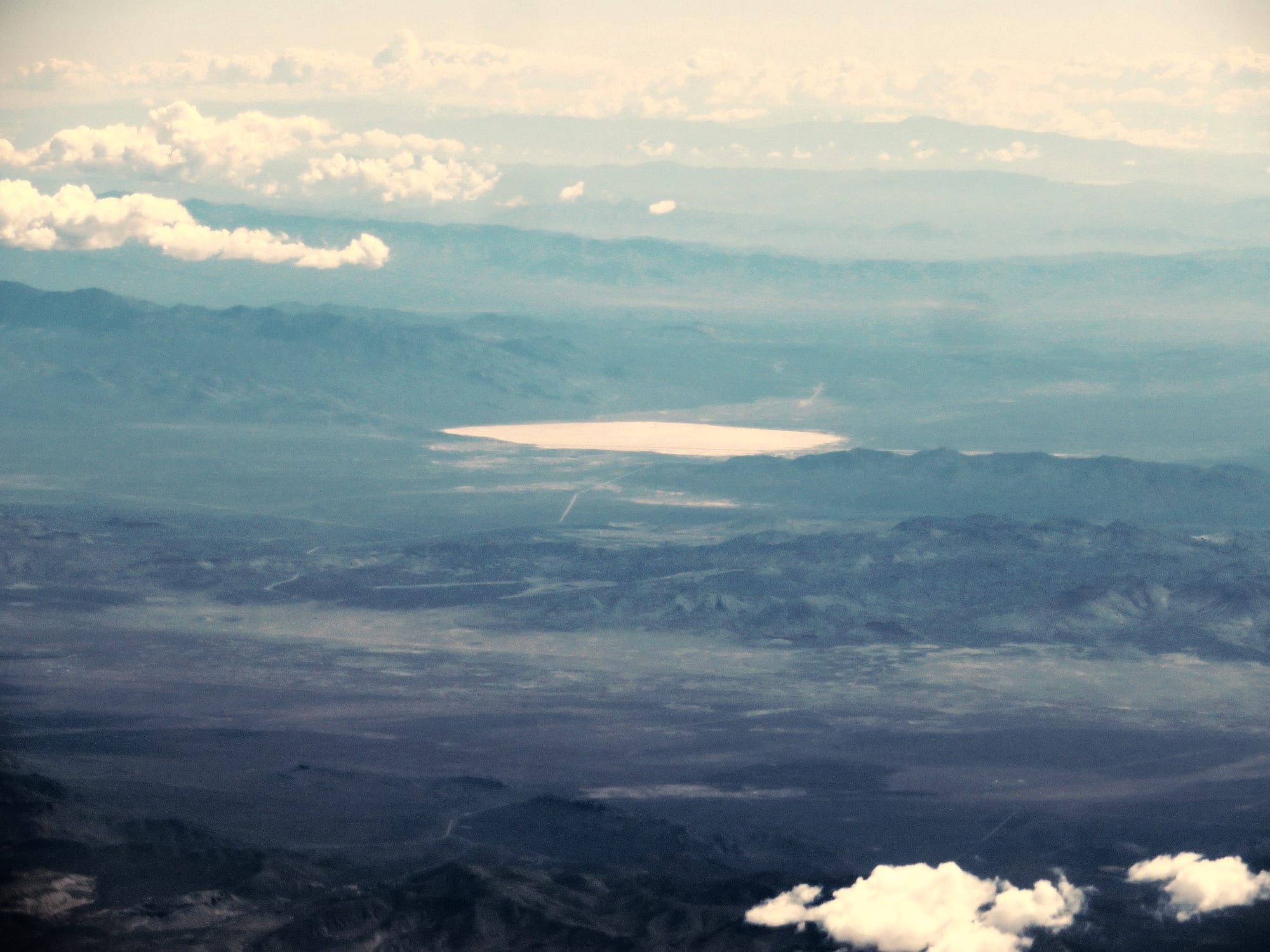 Contexto · Área 51 / Groom Lake (Nevada), cerca del alegado sitio S-4 de Bob Lazar