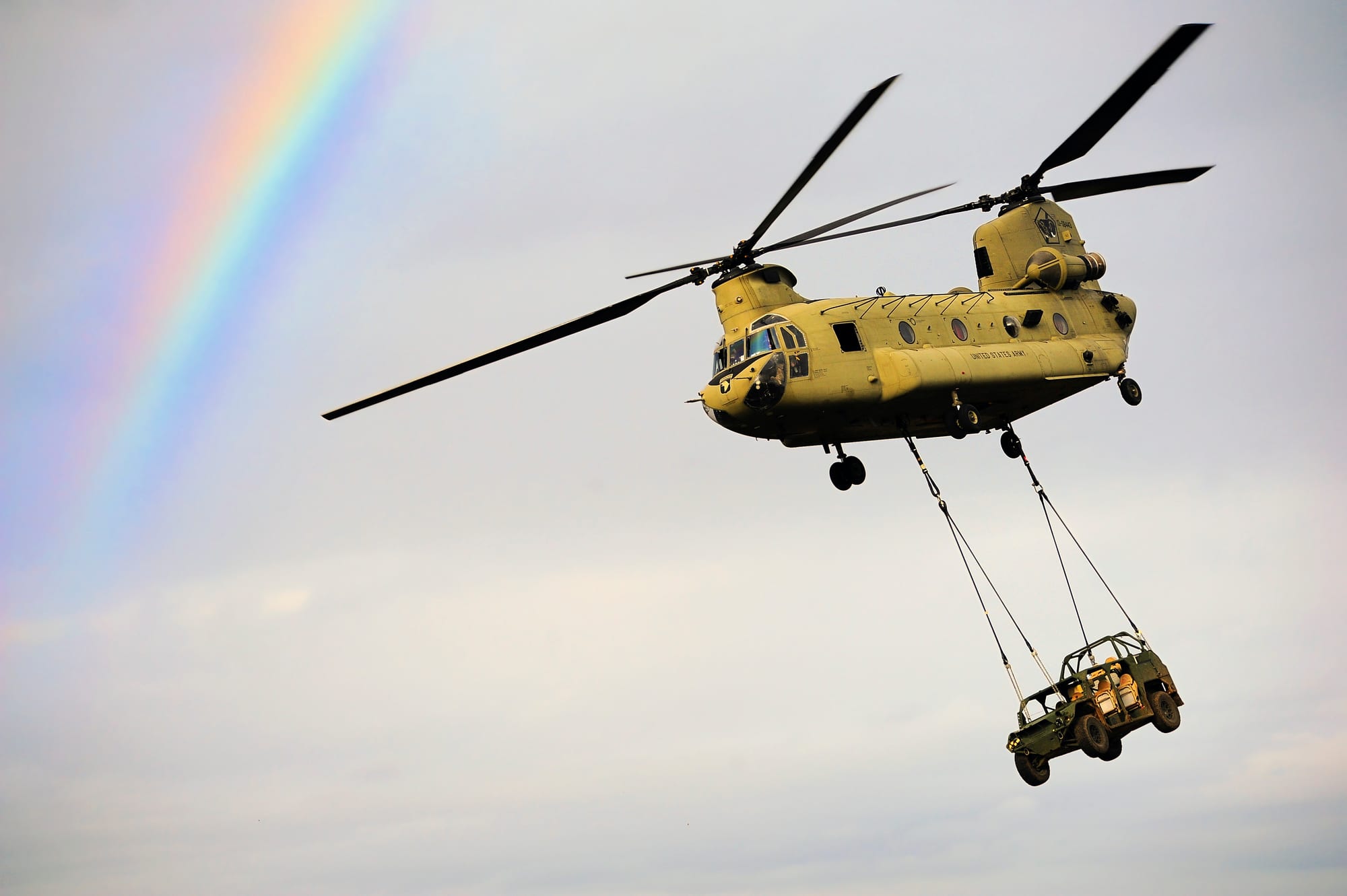 Contexto · helicópteros CH-47 Chinook, del tipo que escoltaba al objeto según los testigos