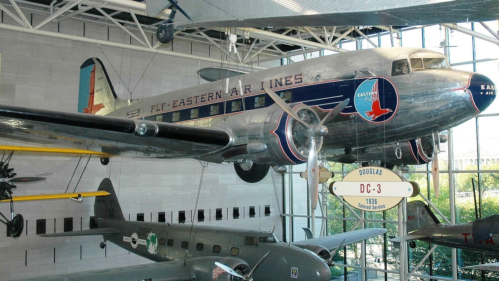 Contexto · un Douglas DC-3 de Eastern Air Lines, el tipo de avión del avistamiento