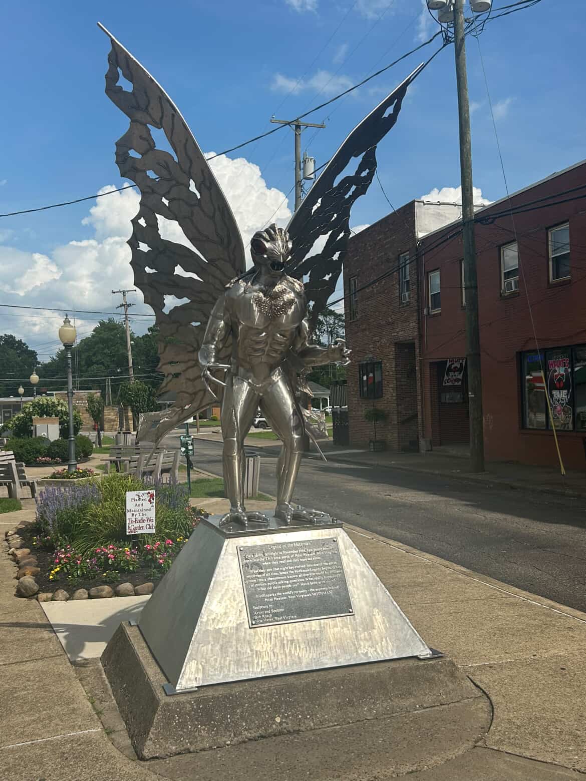 Contexto · la estatua del Mothman en Point Pleasant (Virginia Occidental)