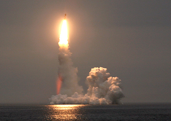 La causa, no el evento: un lanzamiento del misil balístico intercontinental Bulava (RSM-56) desde submarino. La espiral del 9 de diciembre de 2009 fue una prueba fallida de este mismo sistema —la tercera etapa giró y venteó su combustible, dibujando la espiral—; esta foto oficial muestra un lanzamiento nominal del arma cuyo fallo produjo el fenómeno.